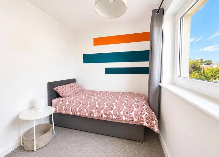Modern 3Bed Home Near Airport With Free Parking