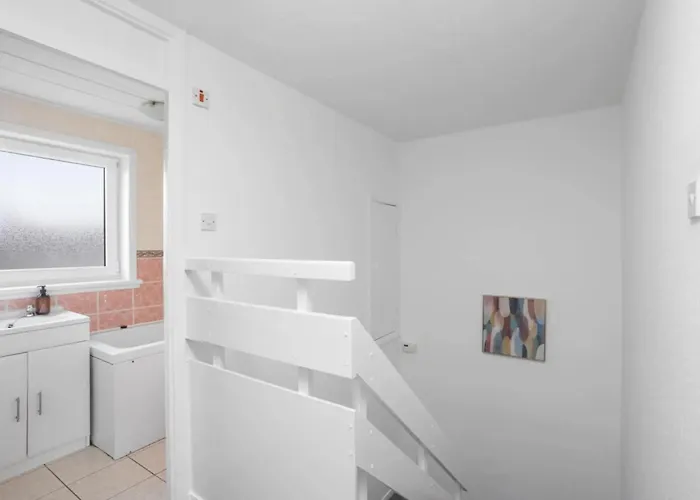 Modern 3Bed Home Near Airport With Free Parking
